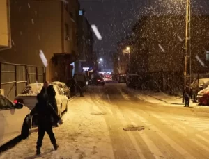 İstanbul’da Kar Yağışı: Çocuklar Bahara Hazırlanıyor