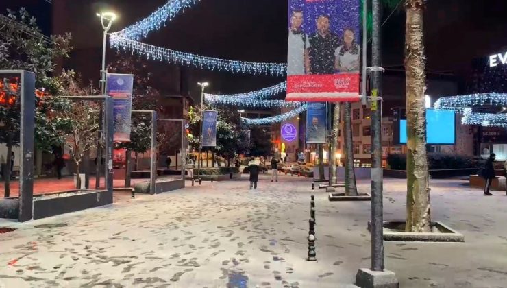 İstanbul’da kar yağışı gece de sürdü: Kuzey Marmara Otoyolu beyaza büründü, şoförler ilerlemekte zorlandı