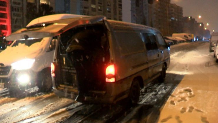 İstanbul’da kar yağışı tesirli olurken kimi araçlar yolarda kaldı
