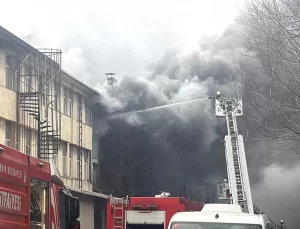 İstanbul’da kauçuk atölyesinde yangın! Dumanlar gökyüzünü kapladı