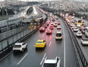 İstanbul’da sabah saatlerinde trafik yoğunluğu yaşanıyor