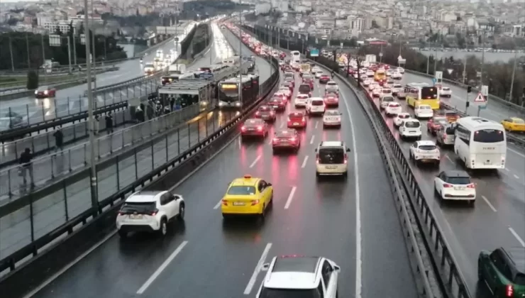 İstanbul’da sabah saatlerinde trafik yoğunluğu yaşanıyor