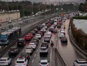 İstanbul’da tesirli olan kar yağışı sonrası trafik yoğunluğu