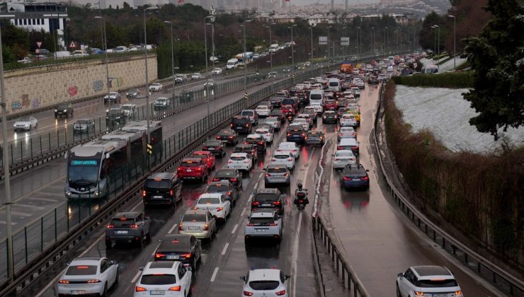 İstanbul’da tesirli olan kar yağışı sonrası trafik yoğunluğu