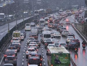 İstanbul’da trafiğe kar tesiri