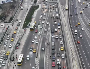 İstanbul’da yarıyıl tatilin akabinde okulların açılmasıyla trafik yoğunluğu oluştu