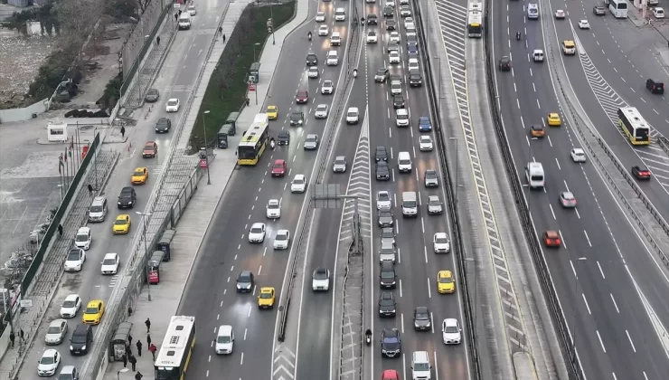İstanbul’da yarıyıl tatilin akabinde okulların açılmasıyla trafik yoğunluğu oluştu
