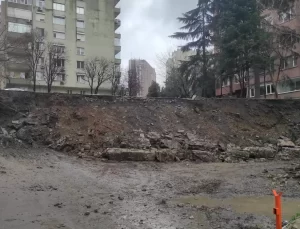 İstinat Duvarı Park Halindeki Araçların Üzerine Yıkıldı