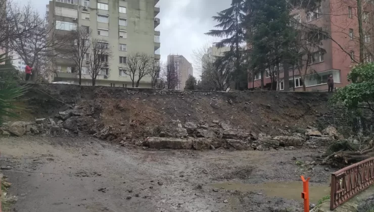 İstinat Duvarı Park Halindeki Araçların Üzerine Yıkıldı