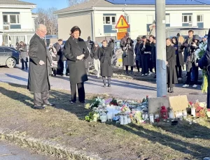 İsveç Kralı ve Başbakan, Silahlı Saldırıda Hayatını Kaybedenler İçin Yas Tutuyor