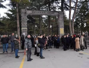 İYİ Parti Genel Başkanı Dervişoğlu, Hava Şehitliği’ni Ziyaretinde Geç Kaldı