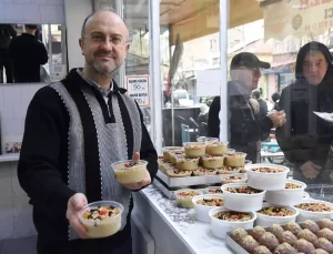 İzmir’de 90 Yıllık Tatlı Dükkanında Dede Mesleği Yaşıyor