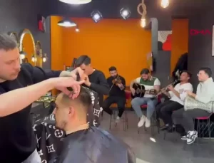 İznik’te Kuaför Dükkanı Konser Alanına Dönüştü