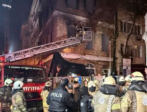 Kadıköy’de tarihi binada yangın: 1 meyyit