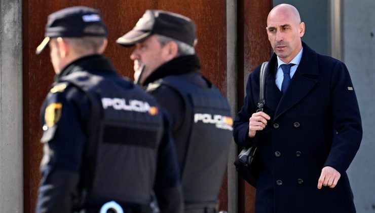 Kadın futbolcuyu rızası olmadan öpen Luis Rubiales yargılanıyor