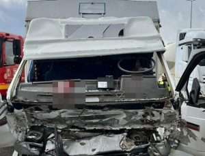 Kağıt Gibi Ezilen Kamyonette, Ağır Yaralanan: Sürücü Hayatını Kaybetti