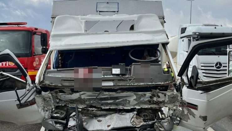 Kağıt Gibi Ezilen Kamyonette, Ağır Yaralanan: Sürücü Hayatını Kaybetti