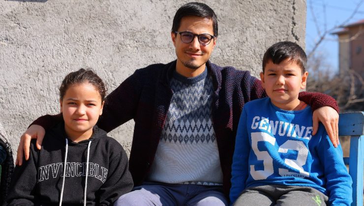 Kahramanmaraş’ta yavuz öğretmen enkazdan çıkardığı aileyle buluştu