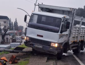 Kamyon çarptı: Sinyalizasyon direğinin altında kalan yaya yaralandı