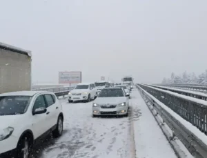 Kar Yağışı Sakarya’da Trafiği Felç Etti: D-100’de Ard Arda Kazalar!
