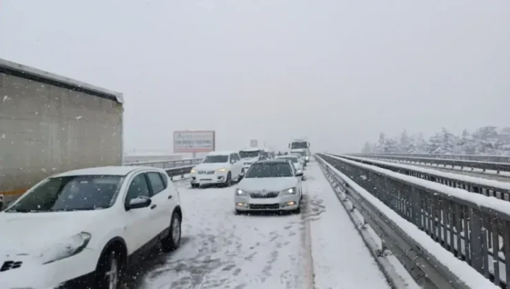 Kar Yağışı Sakarya’da Trafiği Felç Etti: D-100’de Ard Arda Kazalar!