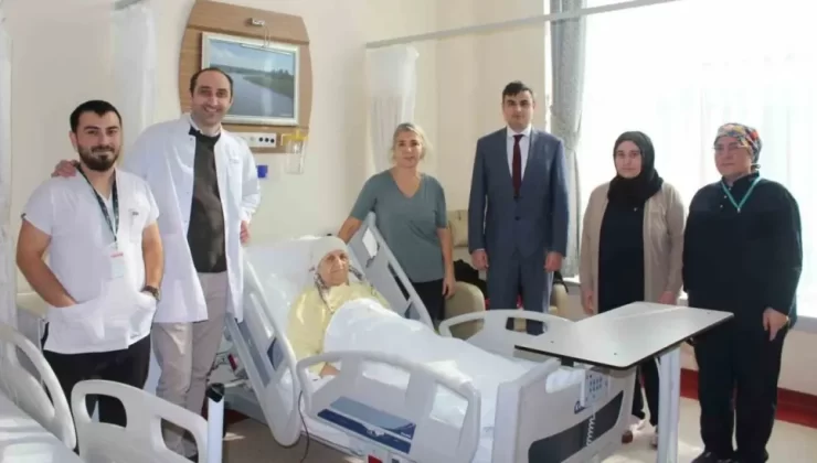 Karasu’da 81 yaşındaki meme kanseri kadın, cerrahi operasyonla sağlığına kavuştu