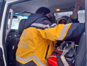 Karla Kaplı Yolda Tansiyon Hastası Kadına Yardım