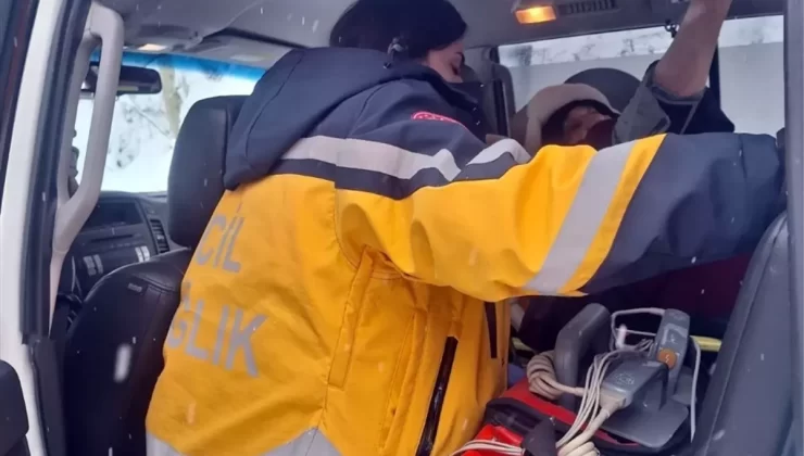 Karla Kaplı Yolda Tansiyon Hastası Kadına Yardım