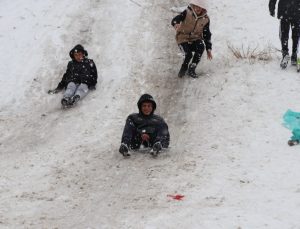 Kayseri’de çocukların kar heyecanı