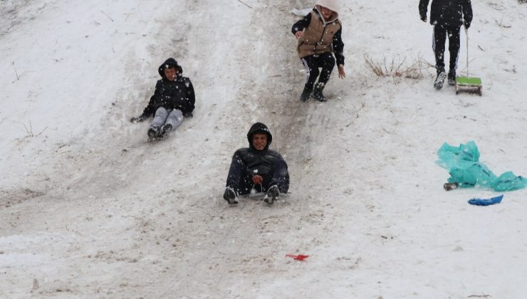 Kayseri’de çocukların kar heyecanı