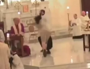 Kilisede dua ayini sırasında papaza saldırı