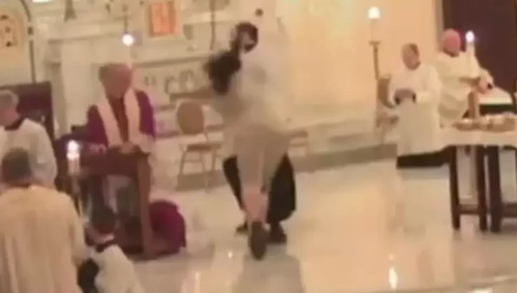 Kilisede dua ayini sırasında papaza saldırı