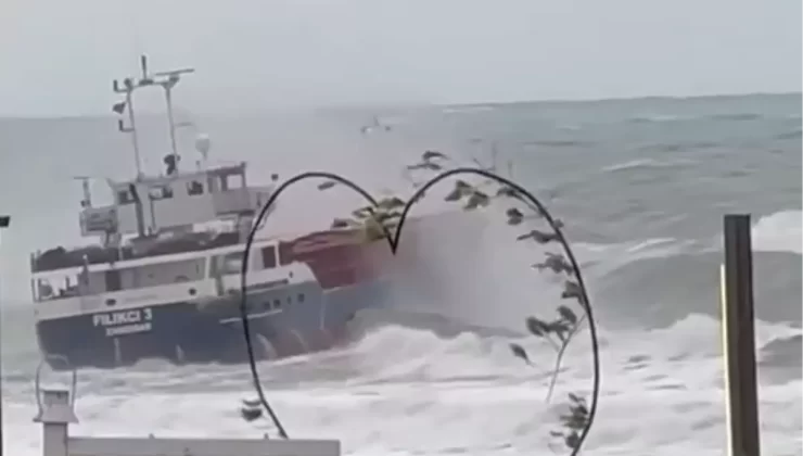 Kilyos’ta dev dalgalar gemiyi sürükledi! Mürettebat kurtarılmayı bekliyor