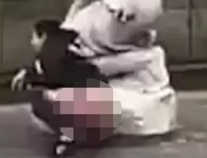 Kimseye aldırmadan şehrin göbeğindeki tarihi anıt önünde tuvaletini yaptı