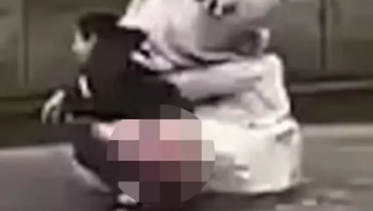 Kimseye aldırmadan şehrin göbeğindeki tarihi anıt önünde tuvaletini yaptı