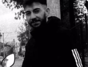 Kırmızı ışıkta bekleyen hafif ticari araca çarpan motosikletli, minibüsün altında kalıp öldü
