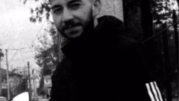 Kırmızı ışıkta bekleyen hafif ticari araca çarpan motosikletli, minibüsün altında kalıp öldü