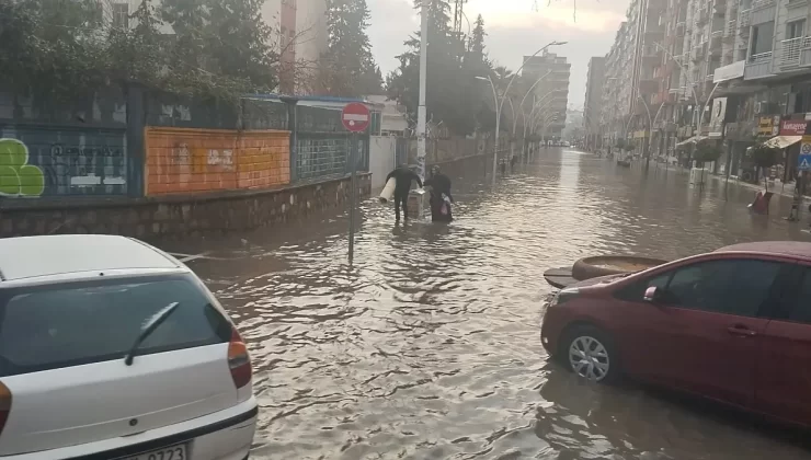 Kızıltepe’de Sağanak Yağış Hayatı Olumsuz Etkiledi