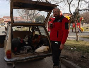 Konya’da tavuklarını soba kurduğu arabada gezdiren esnaf