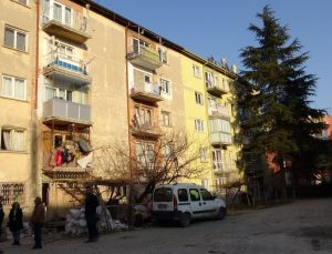 Konya’da yıkılma tehlikesi olan iki bina boşaltıldı