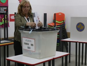 Kosova’da genel seçim heyecanı: Halk sandık başına gitti