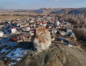 Köyün üstündeki devasa kayanın efsaneleri lisandan lisana dolaşıyor: Bir bayanın sırtında getirildiğine inanılıyor