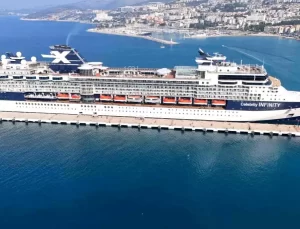 Kuşadası’na İlk Kruvaziyer Gemisi Geldi