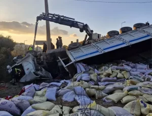 Kuşadası’nda Tır Kazası: 1 Ölü, 3 Yaralı