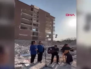 Lise Öğrencilerinden Deprem Şehitlerine Anma Töreni
