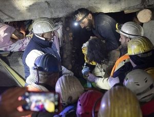 Madenden çıkıp enkaza koştular: Depremzedelere ışık oldular
