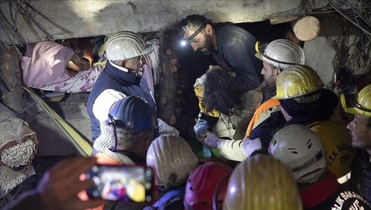 Madenden çıkıp enkaza koştular: Depremzedelere ışık oldular