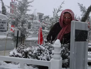 Malatya’da, depremde ölen yakınlarının mezarlarını ziyaret ettiler