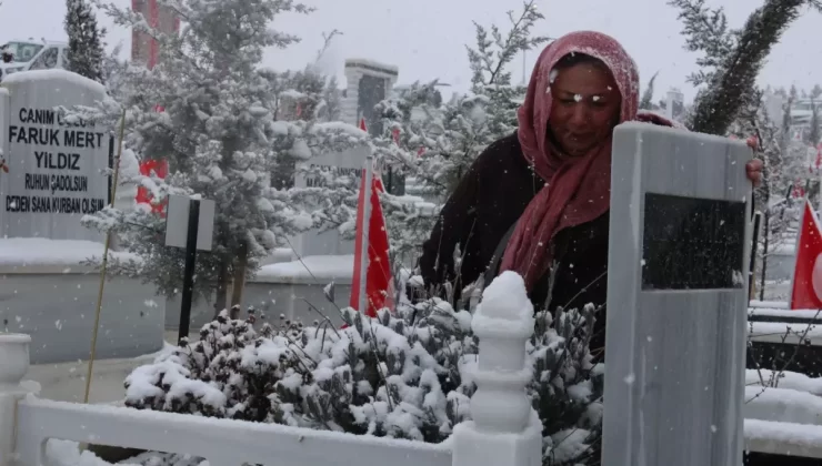 Malatya’da, depremde ölen yakınlarının mezarlarını ziyaret ettiler