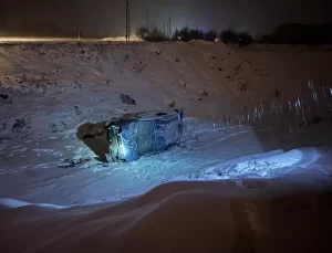 Malatya’da şarampole devrilen hafif tircari aracın sürücüsü yaralandı